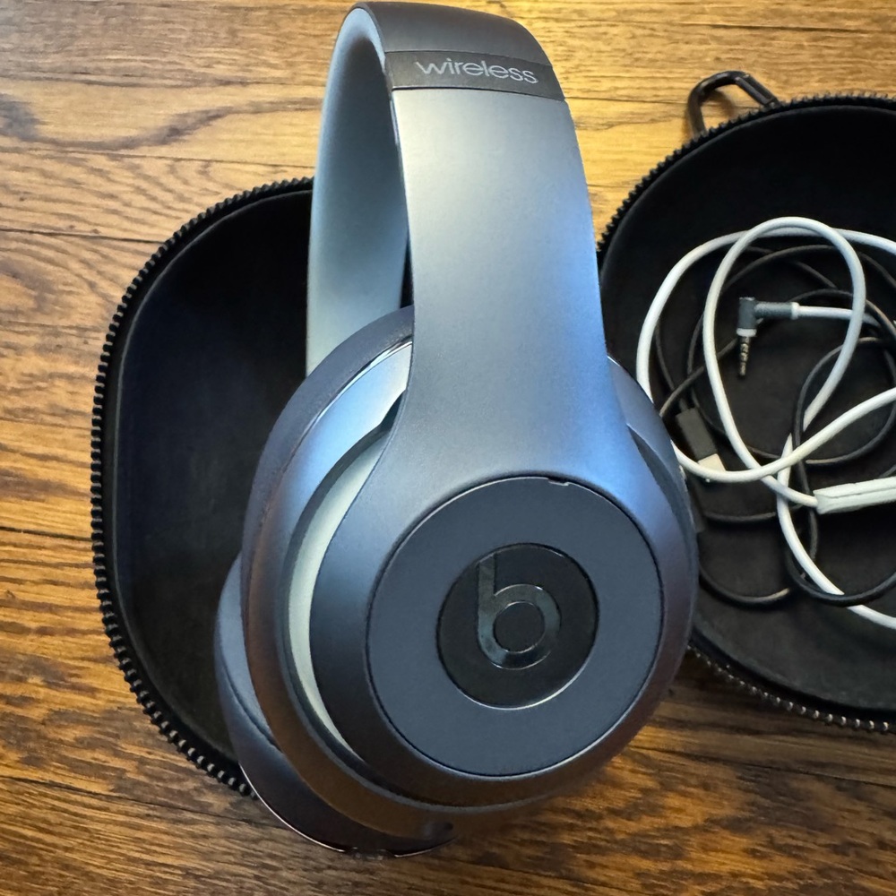 AUTHENTIC BEATS BLUE WIRELESS Headphones with ORIGINAL Case. - Picture 8 of 16